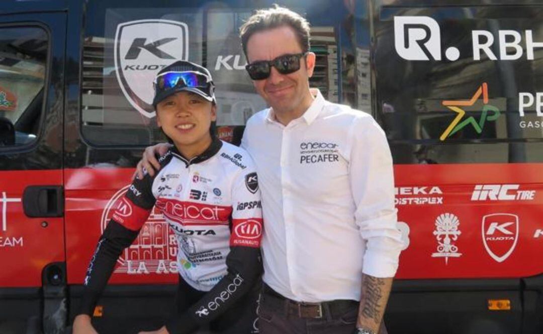 Humberto Gómez, director del equipo, junto a la ciclista japonesa Mayuko Hagiwara