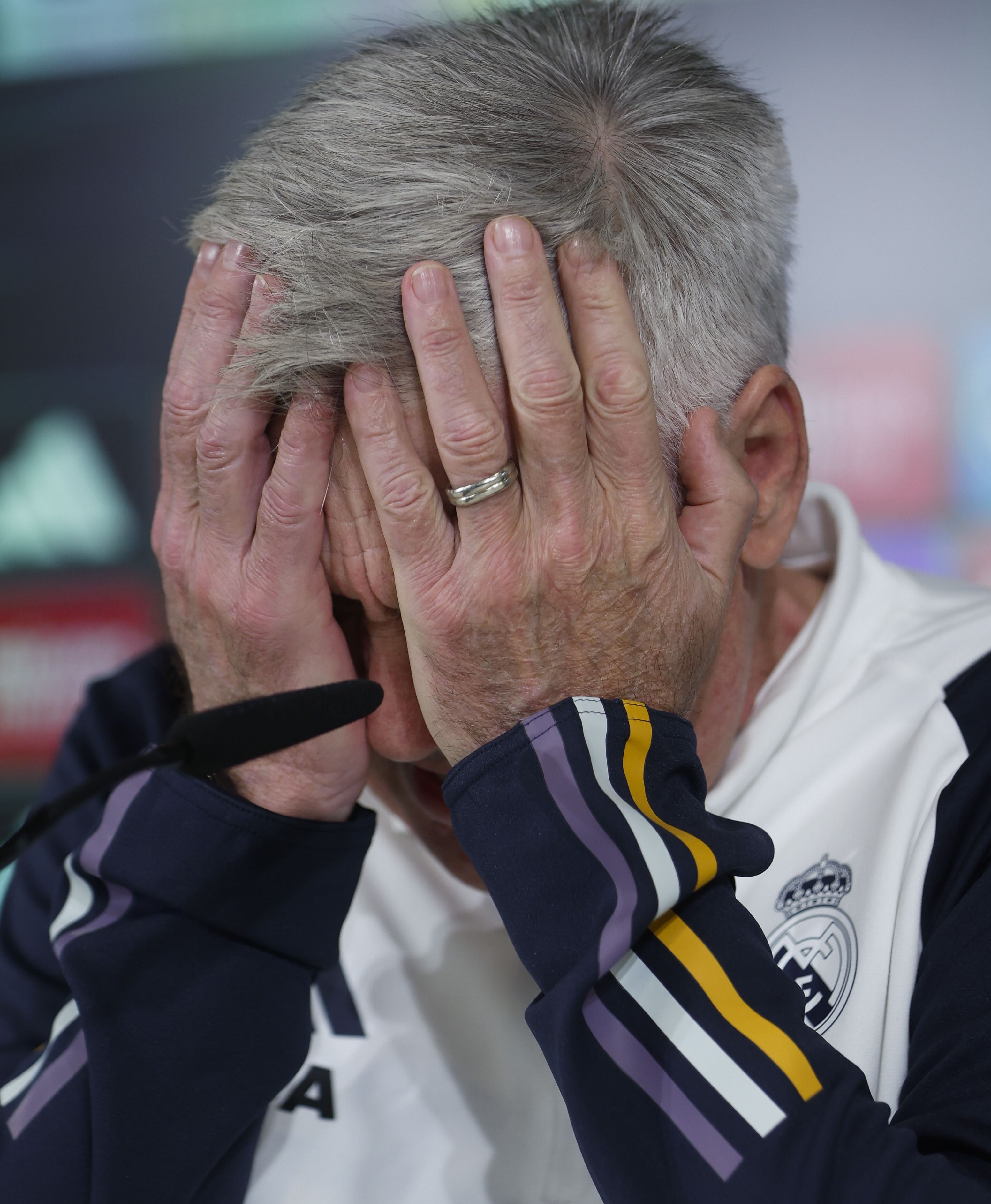 Carlo Ancelotti se lleva las manos a la cabeza en la rueda de prensa previa al partido de Liga ante el Deportivo Alavés