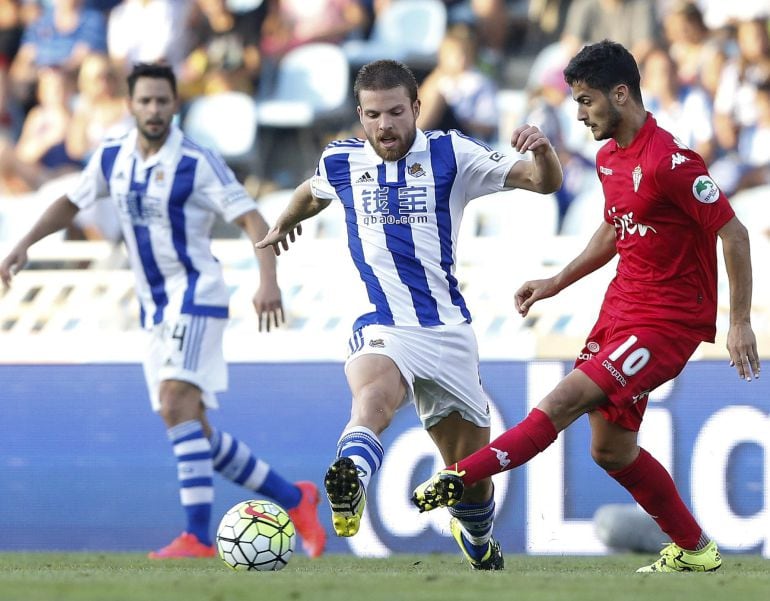 GRA250. SAN SEBASTIÁN, 29/08/2015.-El jugador de la Real Sociedad Illarramendi lucha un balón con Nacho Cases, del Sporting de Gijón, durante el encuentro de primera división que han disputado hoy en el estadio de Anoeta de San Sebastián.EFE/Javier Etxezarreta.