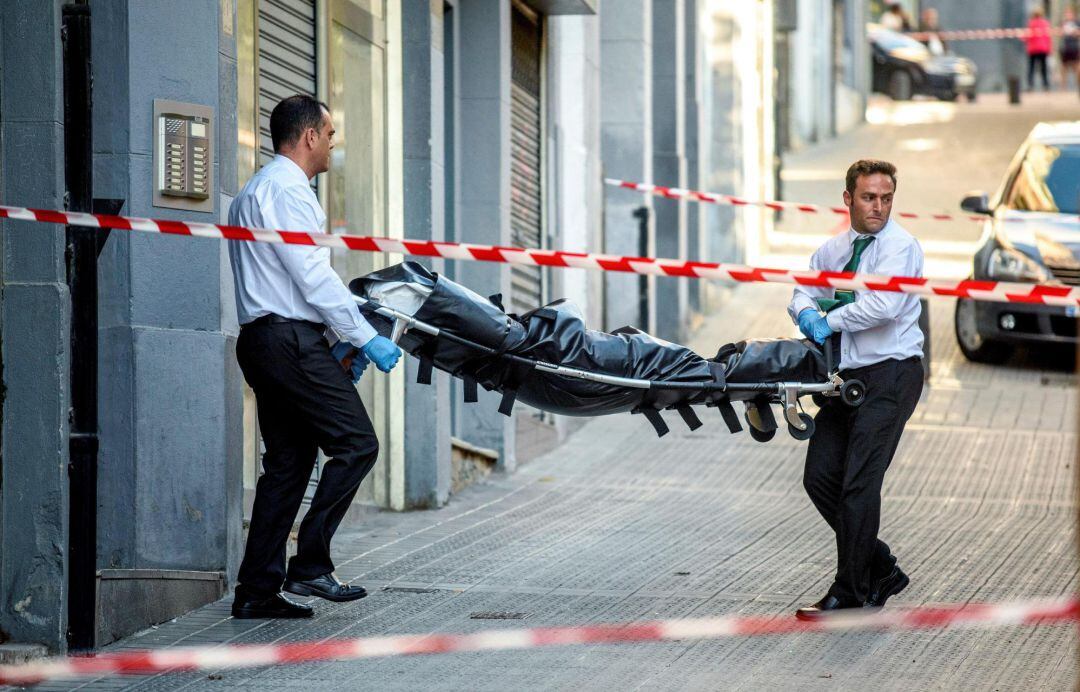  Operarios de los servicios funerarios retiran el cuerpo de una mujer hallada sin vida por agentes de la Ertzaintza en su vivienda de Bilbao. Según las primeras investigaciones todo apunta a un posible caso de violencia machista. 