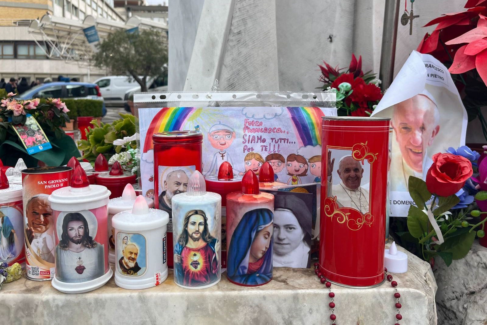 Cartas, globos y flores se acumulan en las puertas del hospital Gemelli en Roma, donde el papa Francisco permanece ingresado en estado crítico y al que cada día se acercan decenas de fieles y visitantes para rezar por su pronta recuperación. 