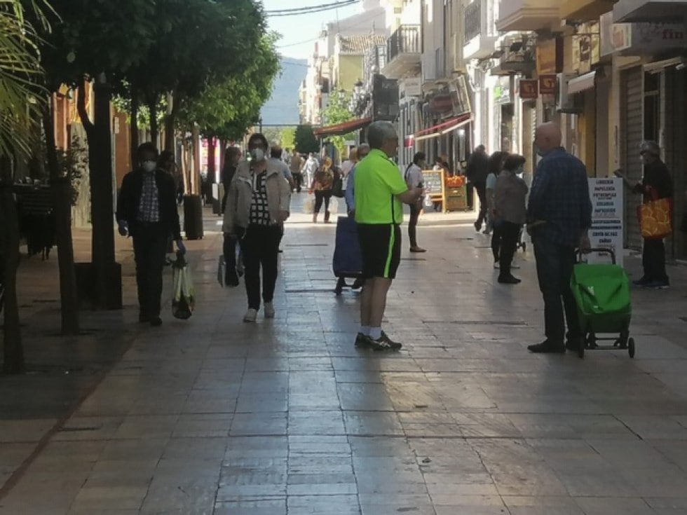 Gente de compras en la calle Rausell de Gandia.