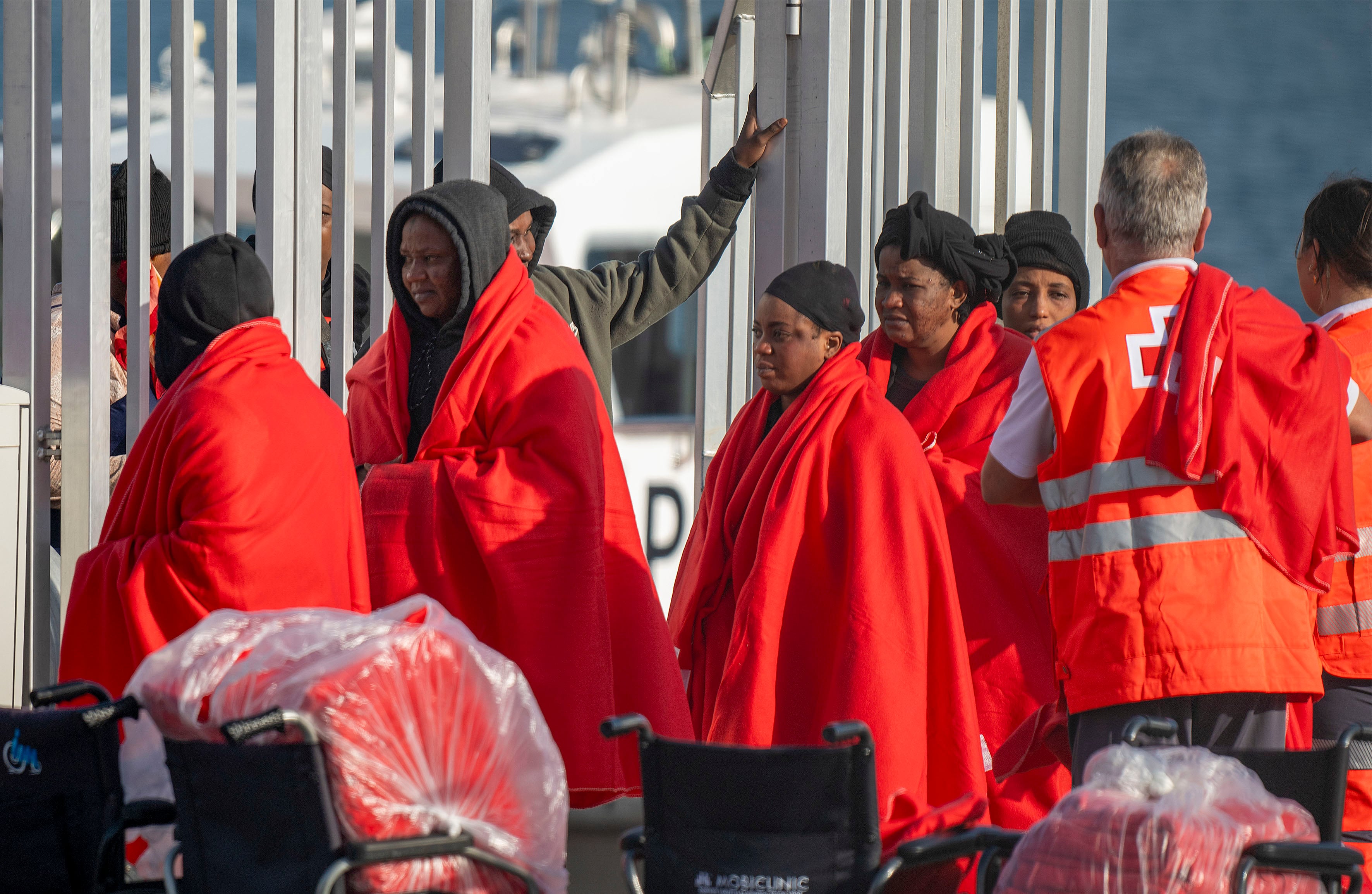 Salvamento Marítimo asistiendo a los migrantes recién rescatados del mar