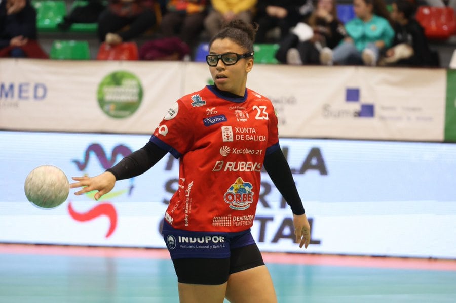 Carmen Prelchi en un partido esta temporada con el Balonmano Porriño