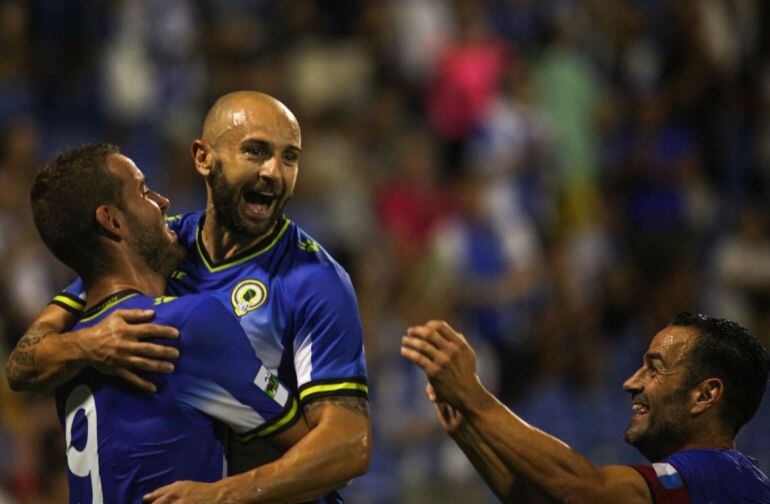 Chechu celebra un gol con Peña y Carlos