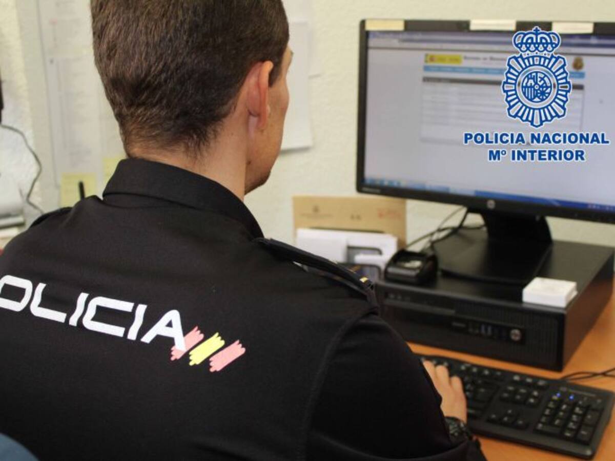 La Policía Nacional ha detenido a un hombre por usurpar la identidad de personas que conocía por internet