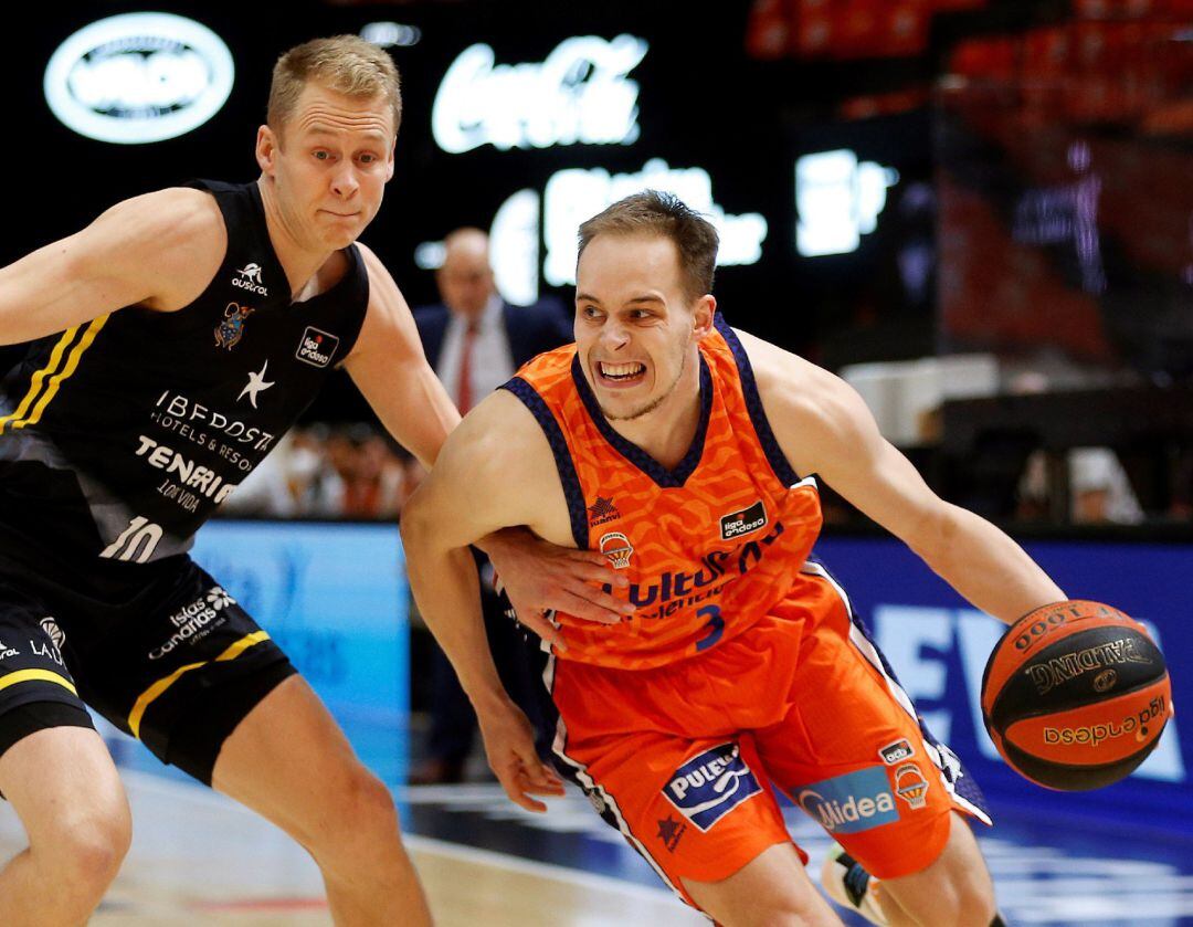 El escolta esloveno del Valencia Basket Klemen Prepelic (d) bota el balón ante la defensa del escolta finlandés Sasu Salin (i), del Iberostar Tenerife, durante el partido correspondiente a la Liga Endesa entre Valencia Basket e Ibersotar Tenerife disputado en la Fuente de San Luis en Valencia, este domingo. 