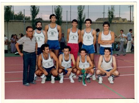 Juanfra Garrido, dorsal 15, posa junto al equipo de La Paternal