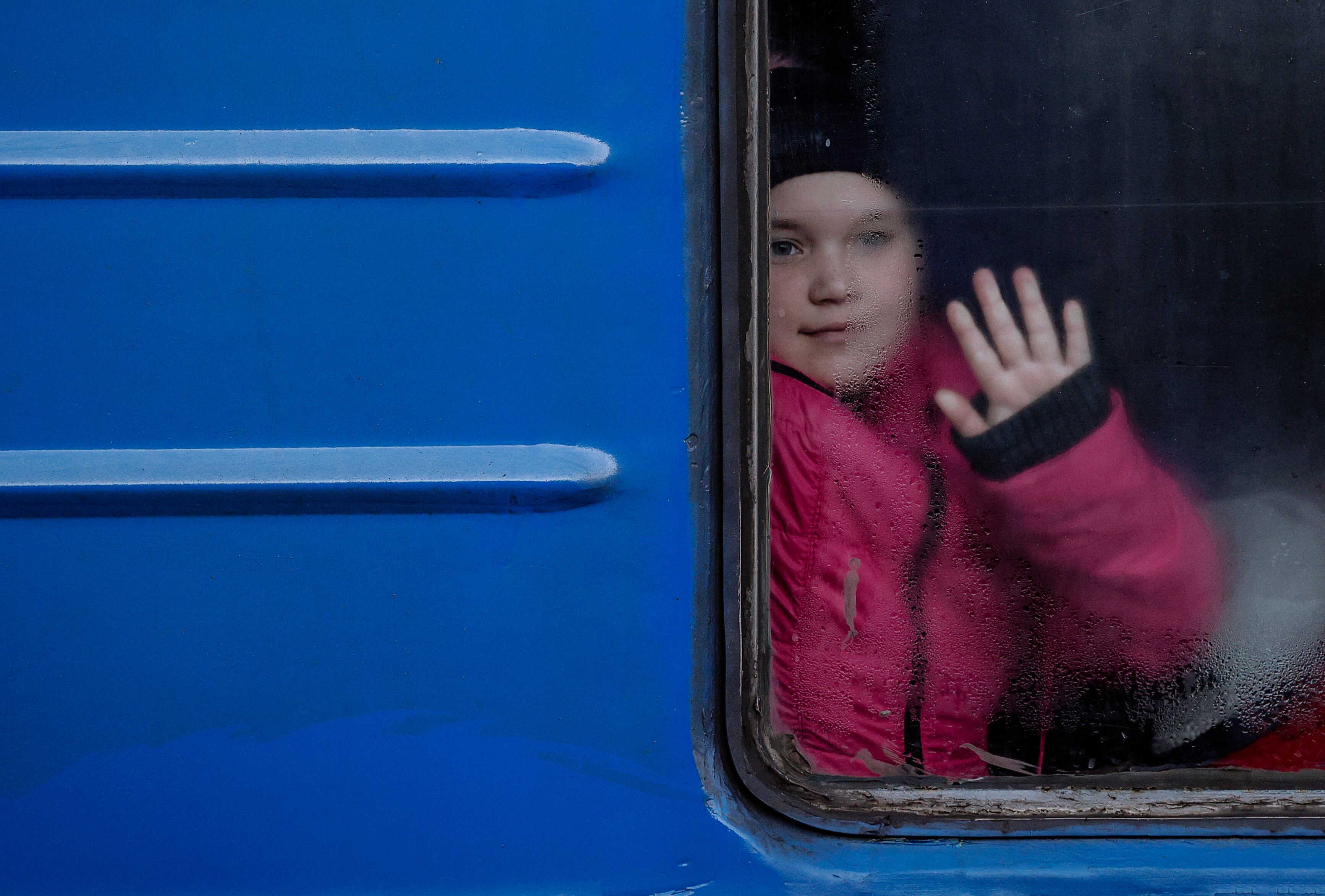 GRAFCVA4170. ODESA (UCRANIA), 22/03/2022.- Un niño se despide de un familiar montado en un tren que parte este martes desde la estación Odesa Holovna (Ucrania) hacia la ciudad de Uzhgorod, en la frontera con Eslovaquia. En todas las estaciones de ferrocarril de Ucrania se repiten las escenas de despedidas emocionadas de las miles de personas que abandonan sus ciudades y el país. EFE/Manuel Bruque
