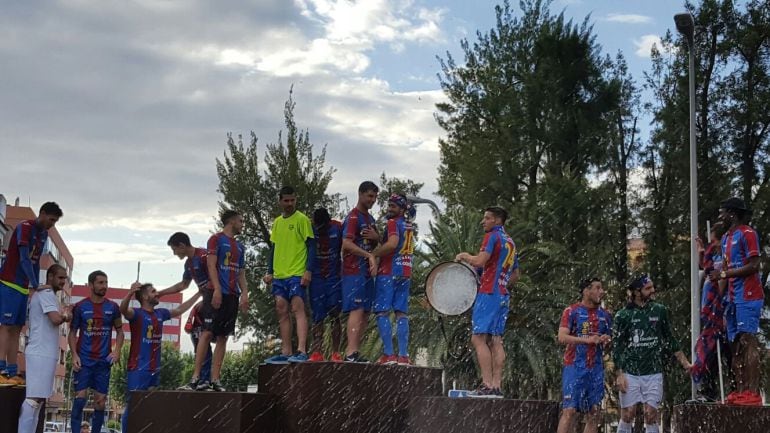 La plantilla y la afición del Extremadura UD celebran en la fuente de los cubos el ser de segunda b