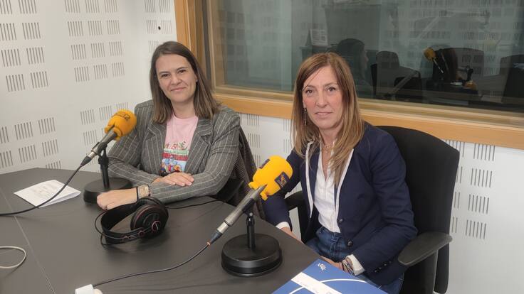 Ana Pérez, concejala de Mayores de Fuenlabrada y Beatriz Montilla, concejala de Infancia de Fuenlabrada, hablan de los cursos para abuelos.