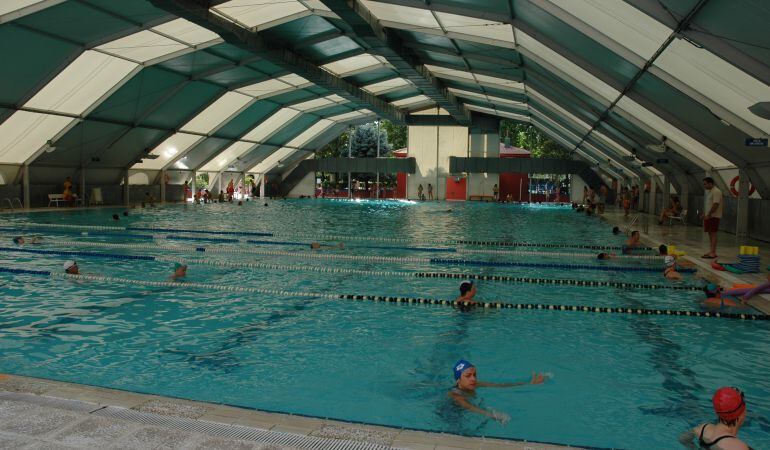 La instalación de la carpa retráctil de la piscina municipal dotará de más posibilidades a la instalación