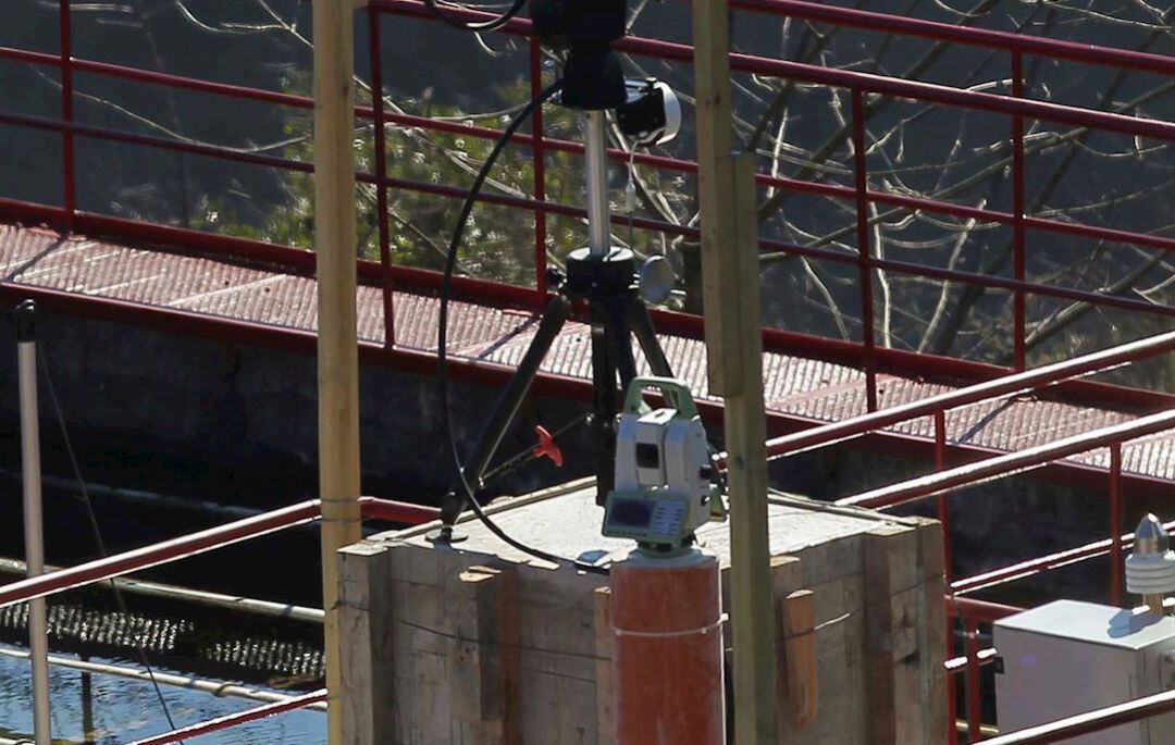 Una instalación de lectura topográfica para control de movimientos en zona desprendida controla desde la distancia el vertedero de Zaldibar (Bizkaia) donde dos trabajadores permanecen sepultados desde su derrumbe el pasado 6 de febrero