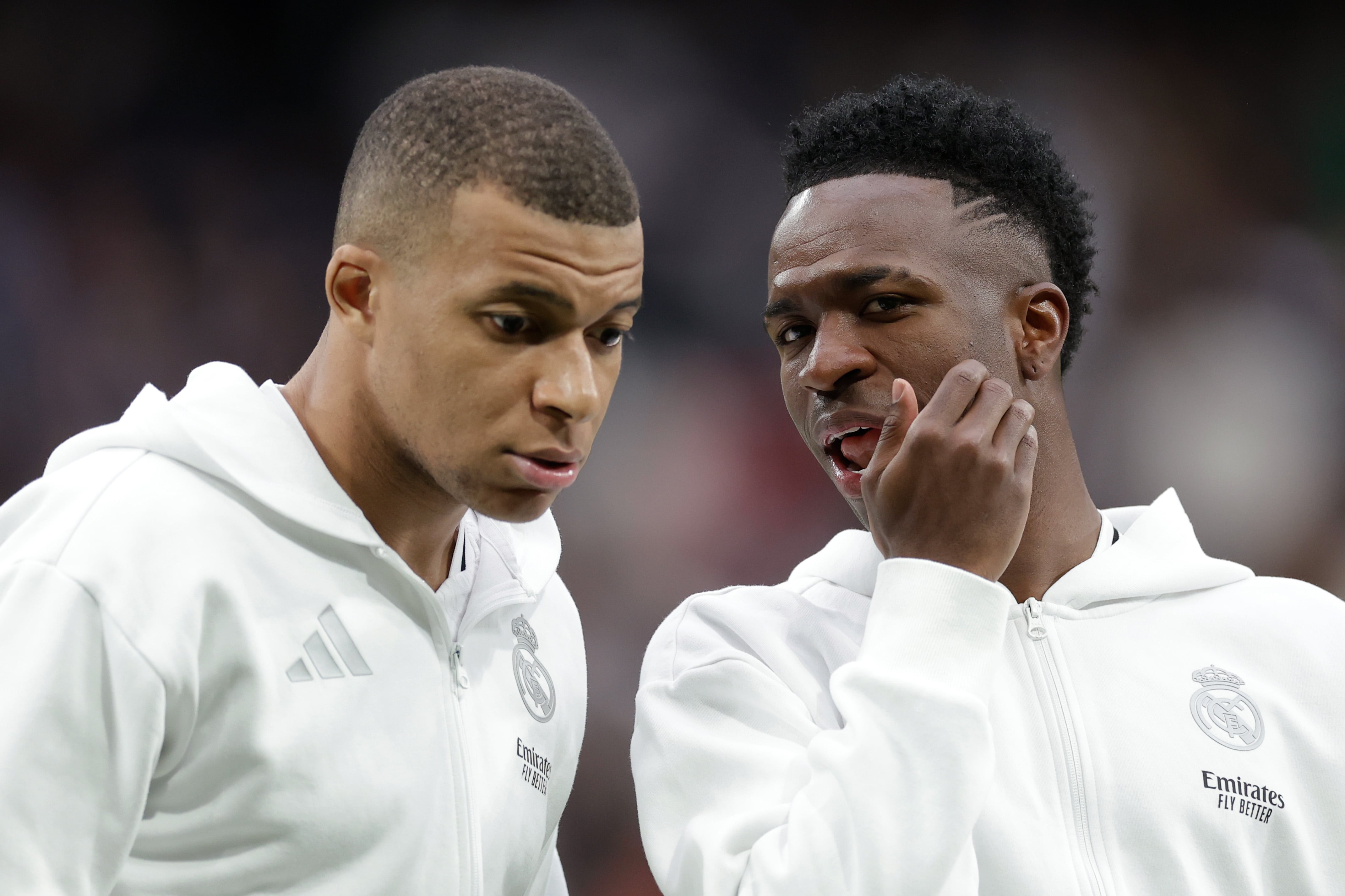 Vinicius y Mbappé charlan en la previa del Real Madrid-Girona de LaLiga