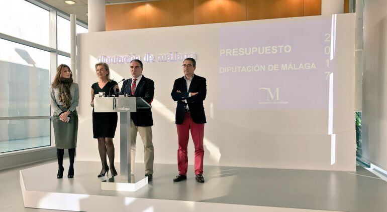 Elías Bendodo junto con los vicepresidente de la Diputación de Málaga