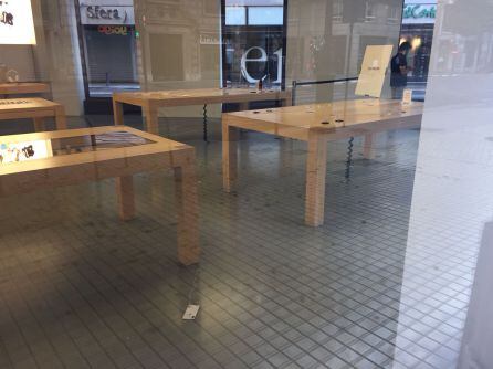 Mesas vacías tras el robo a la tienda Apple