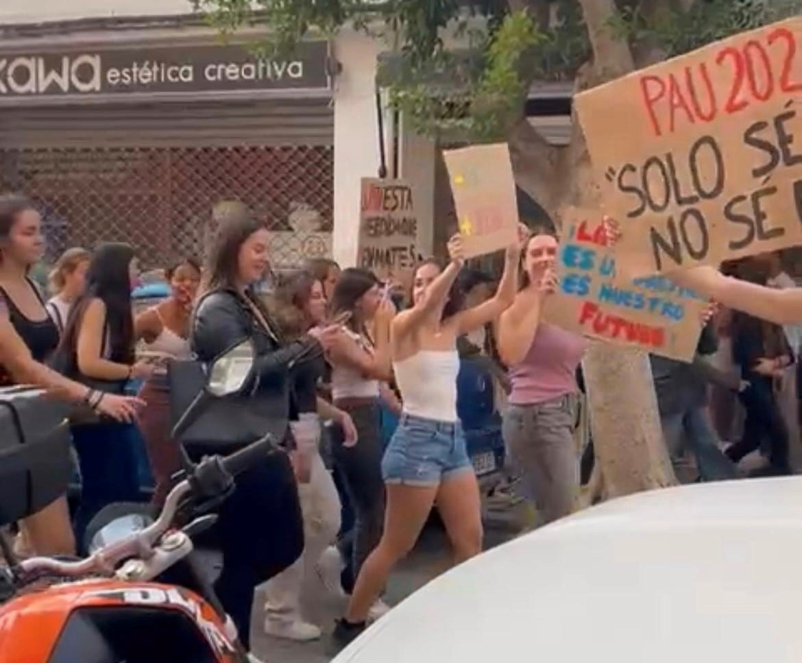 Un momento durante la movilización de los estudiantes de Ibiza