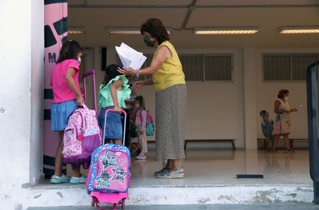 Escolares entran a un colegio, en foto de archivo.