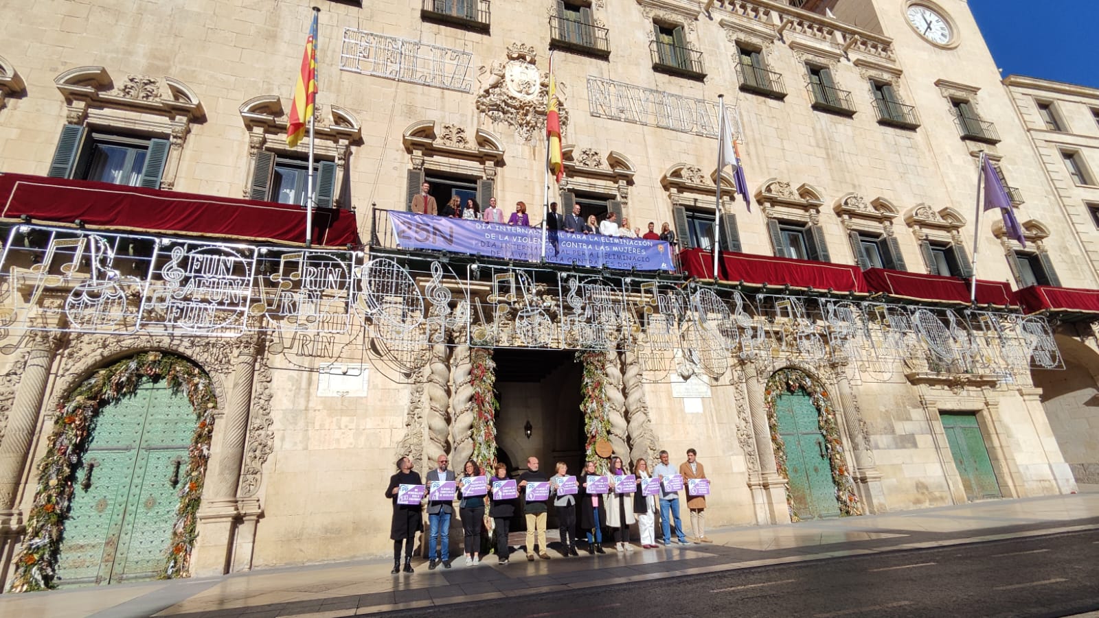 División en el Ayuntamiento de Alicante entre el equipo de gobierno y la oposición progresista en una imagen de archivo del 25N