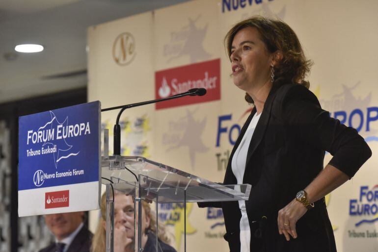 La vicepresidenta del Gobierno en funciones, Soraya Sáenz de Santamaría, en una conferencia en Bilbao