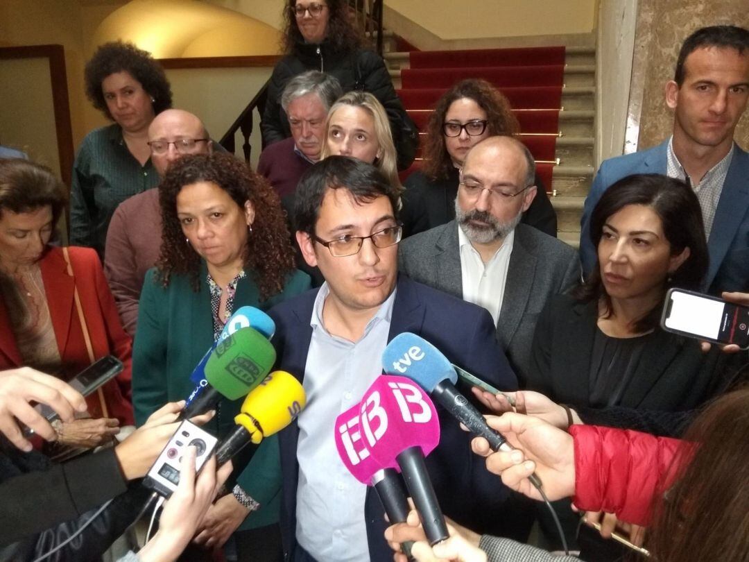 El conseller de Modelo Económico, Turismo y Trabajo, Iago Negueruela, tras la reunión por la cancelación de la ITB. 
 