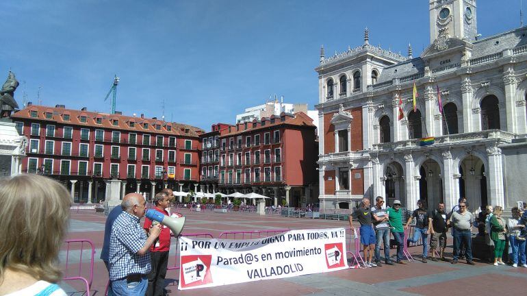 Adolfo Potente anima a los parados en la Plaza Mayor