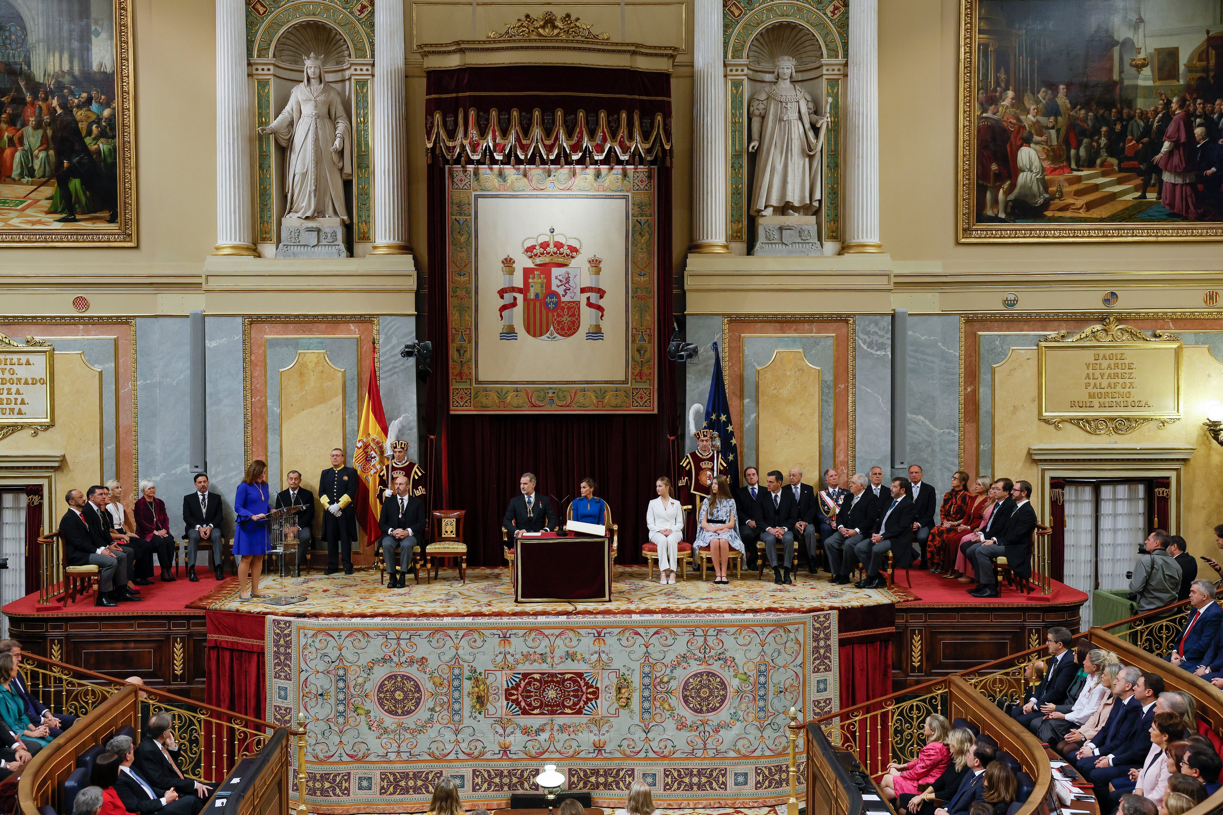 La presidenta del Congreso, Francina Armengol (i), pronuncia un discurso en presencia del presidente del Senado, Pedro Rollán (2i), los reyes de España, Felipe VI (c-i) y Letizia (c-d), la princesa Leonor (3d), la infanta Sofía (2d), y el presidente del Gobierno en funciones, Pedro Sánchez (d).