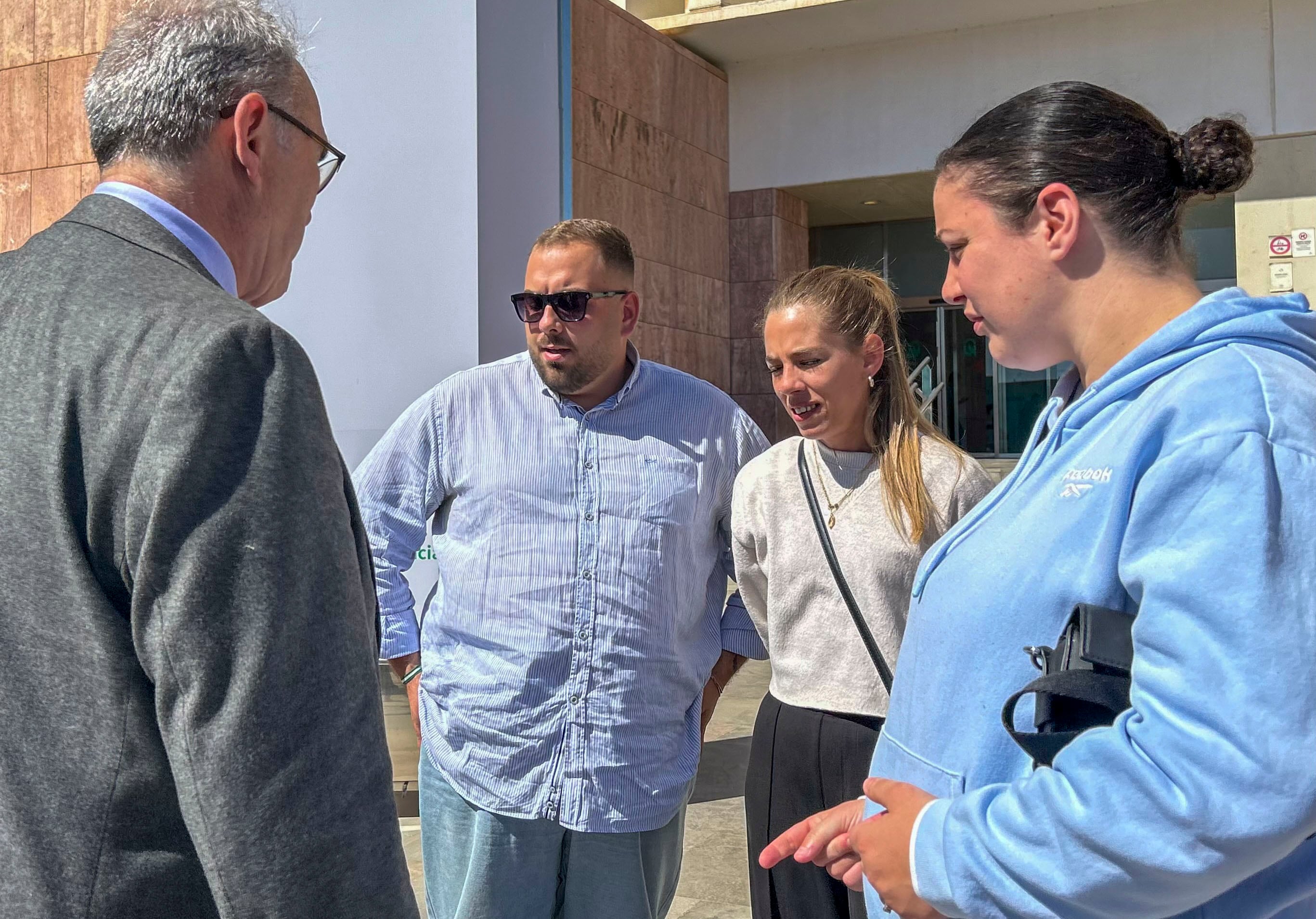 MÁLAGA (ANDALUCÍA), 13/03/2026.- Familiares de la mujer asesinada por su pareja en Torremolinos (Málaga) a las puertas de la Ciudad de la Justicia de Málaga este viernes, tras conocer el veredicto de culpabilidad del jurado sobre el acusado y expareja de la victima, Marco R., este viernes. El jurado del juicio por el crimen de Paula, expareja de Marco R., presunto asesino de dos de sus parejas en Torremolinos, le ha declarado culpable de asesinato en el ámbito de la violencia machista, con alevosía y malos tratos habituales a la madre de su hijo en mayo de 2023. El procesado, de 48 años y nacionalidad italiana, será juzgado en otro juicio popular, aunque todavía no se ha señalado fecha, por el otro crimen que se le atribuye, el de Sibora, de 22 años, su anterior pareja y cuyo cadáver fue hallado en el mismo municipio malagueño emparedado tras nueve años desaparecida. EFE/ Esther Gómez