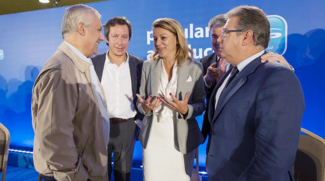 Cospedal conversa con el vicesecretario de Política Autonómica y Local, Javier Arenas, el vicesecretario de organización, Carlos Floriano, y el presidente del PP-A, Juan Ignacio Zoido, durante la clausura de la Interparlamentaria del PP