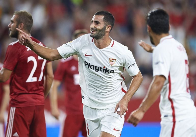 SEVILLE, SPAIN - AUGUST 30:  Maxime Gonalons of Sevilla FC celebrates after scoring the first goal of his team during the UEFA Europa League Play Off Second Leg match between Sevilla and Sigma Olomuc at Ramon Sanchez Pizjuan Stadium on August 30, 2018 in 