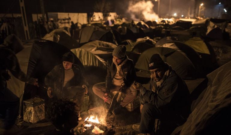  Migrantes y refugiados descansan un campamento improvisado en Idomeni (Grecia) en la frontera con Macedonia