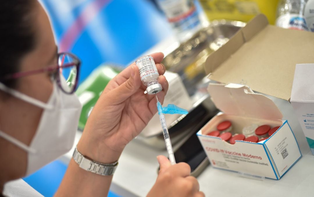 Sanitaria preparando dosis de la vacuna Moderna