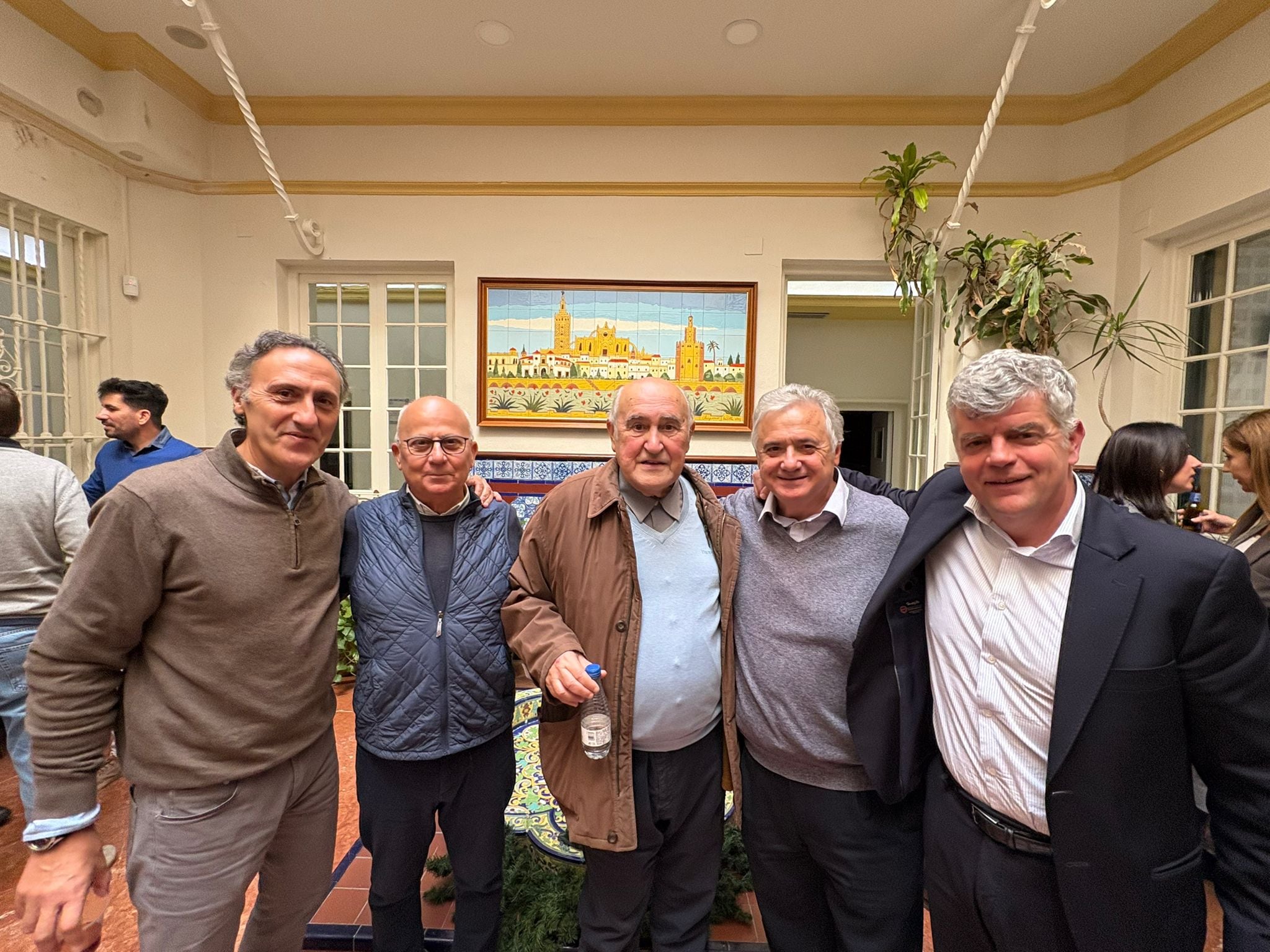 Nacho Ansó, director de los hoteles NH a la derecha, junto al director de la Cadena SER Andalucía, Antonio Yélamo, José Antonio Sánchez Araújo, Manolo Arenas y el jefe de Deportes de Radio Sevilla, Santiago Ortega. el pasado 28 de noviembre en el patio de Radio Sevilla