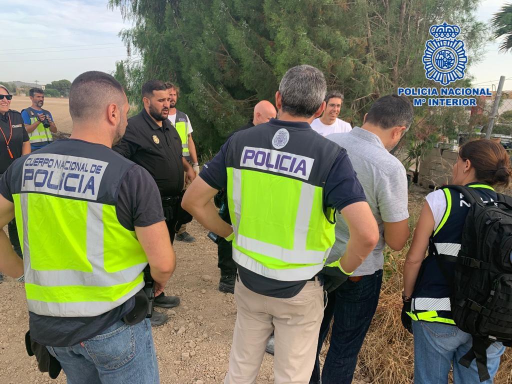 Los agentes de la Policía Nacional en la finca en al que se cometió el doble crimen