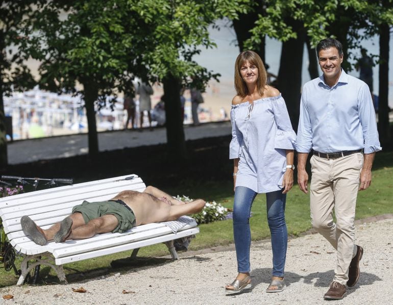 El secretario general del PSOE, Pedro Sánchez, y la líder de la formación en Euskadi y candidata a lehendakari, Idoia Mendia, este domingo en San Sebastián.