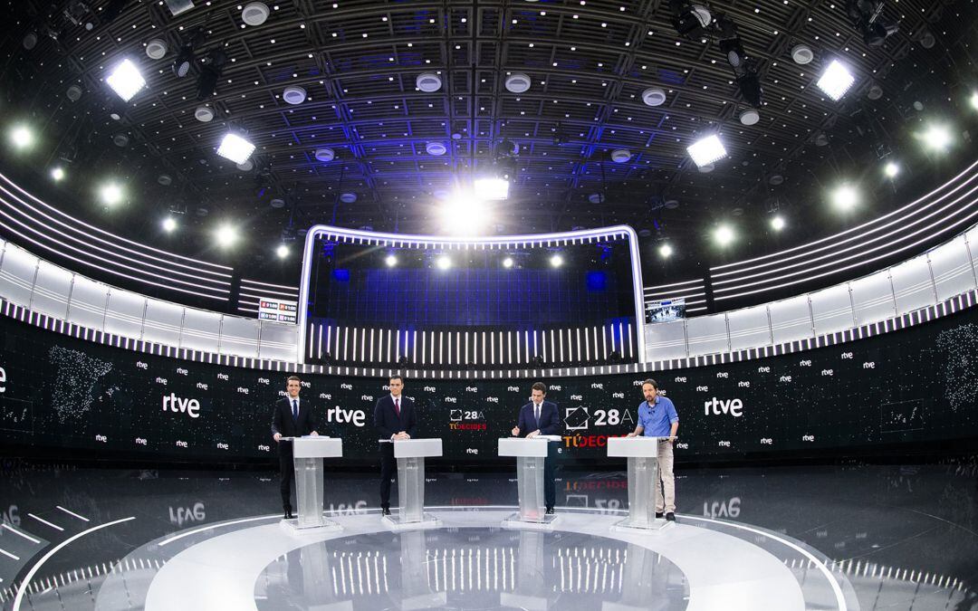 Gran pla general de Pablo Casado, Pedro Sánchez, Albert Rivera i Pablo Iglesias al plató del debat a quatre a RTVE, el 22 d&#039;abril de 2019 (horitzontal)