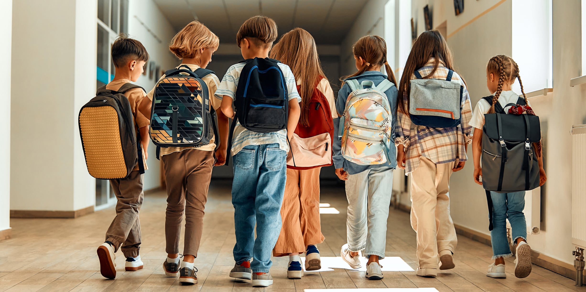 Niños entrando a clase