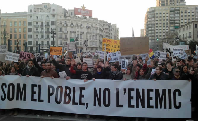 Miles de personas se están manifestando en la tarde de este miércoles contra los recortes educativos y la actuación policial, tras las últimas protestas estudiantiles llevadas a cabo en Valencia, que se han saldado con unos 40 detenidos, tras una pancarta