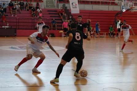 Álvaro Tomás intenta irse de un rival