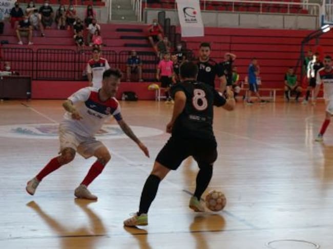 Álvaro Tomás intenta irse de un rival