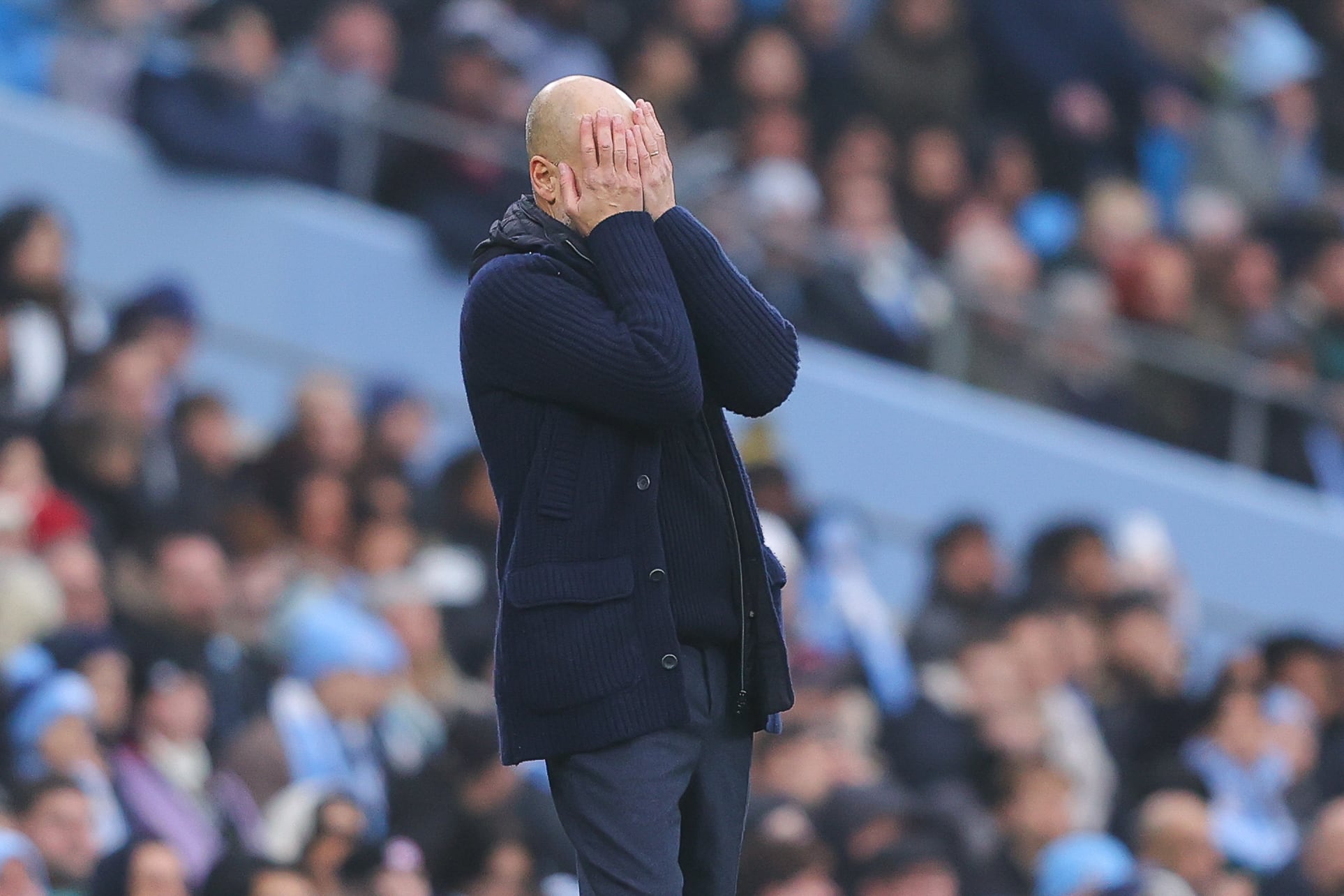 Pep Guardiola se lamenta tras el gol de Ndiaye para empatar el partido. (James Gill - Danehouse/Getty Images)