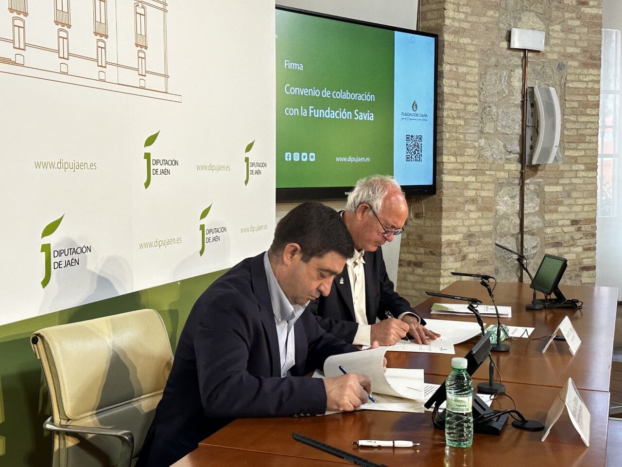 Francisco Reyes y Francisco Casero suscriben un convenio de colaboración en el Palacio Provincial.