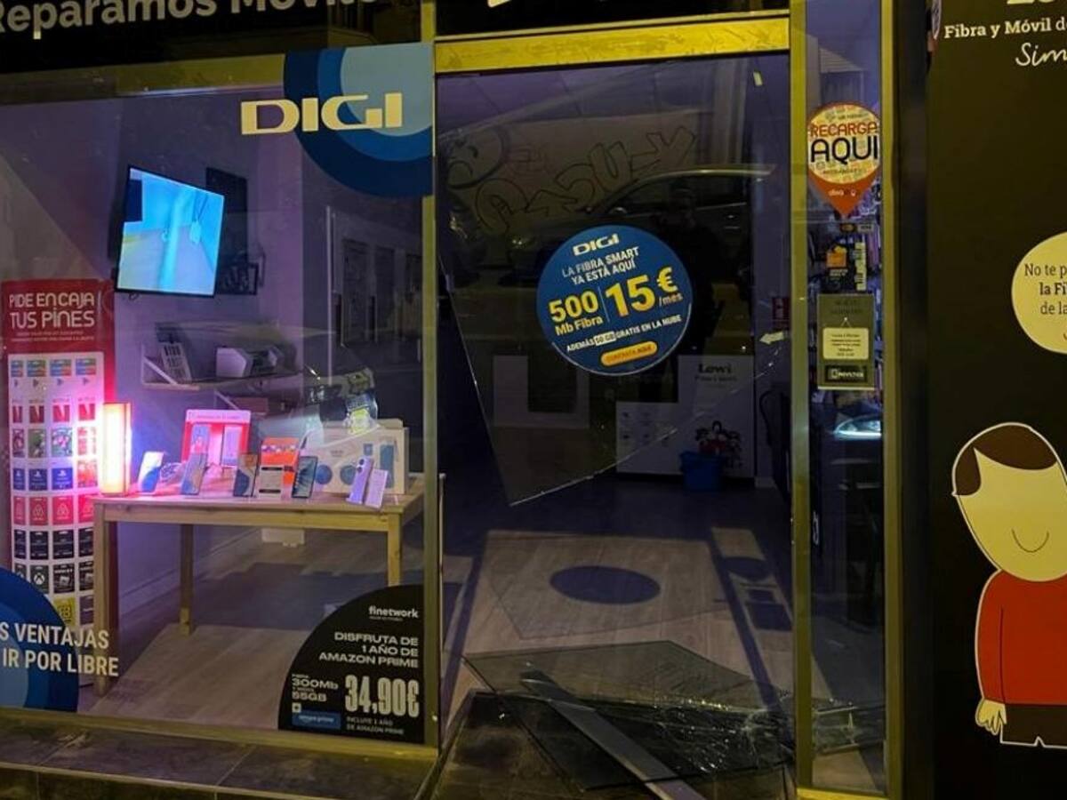 Dos detenidos por robar con fuerza en una tienda de telefonía móvil en Elche