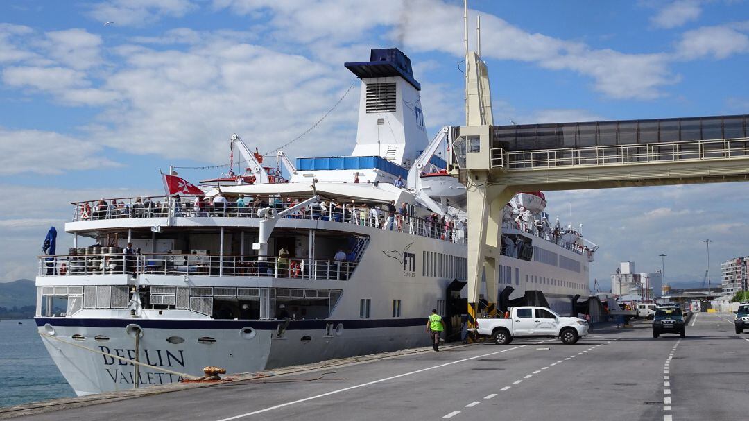 Ferry en el Puerto de Santander.