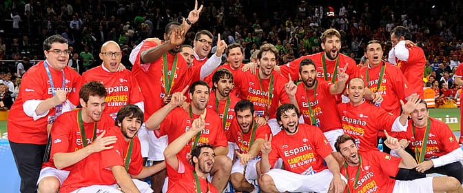 Los jugadores españoles celebran su oro en el Eurobasket