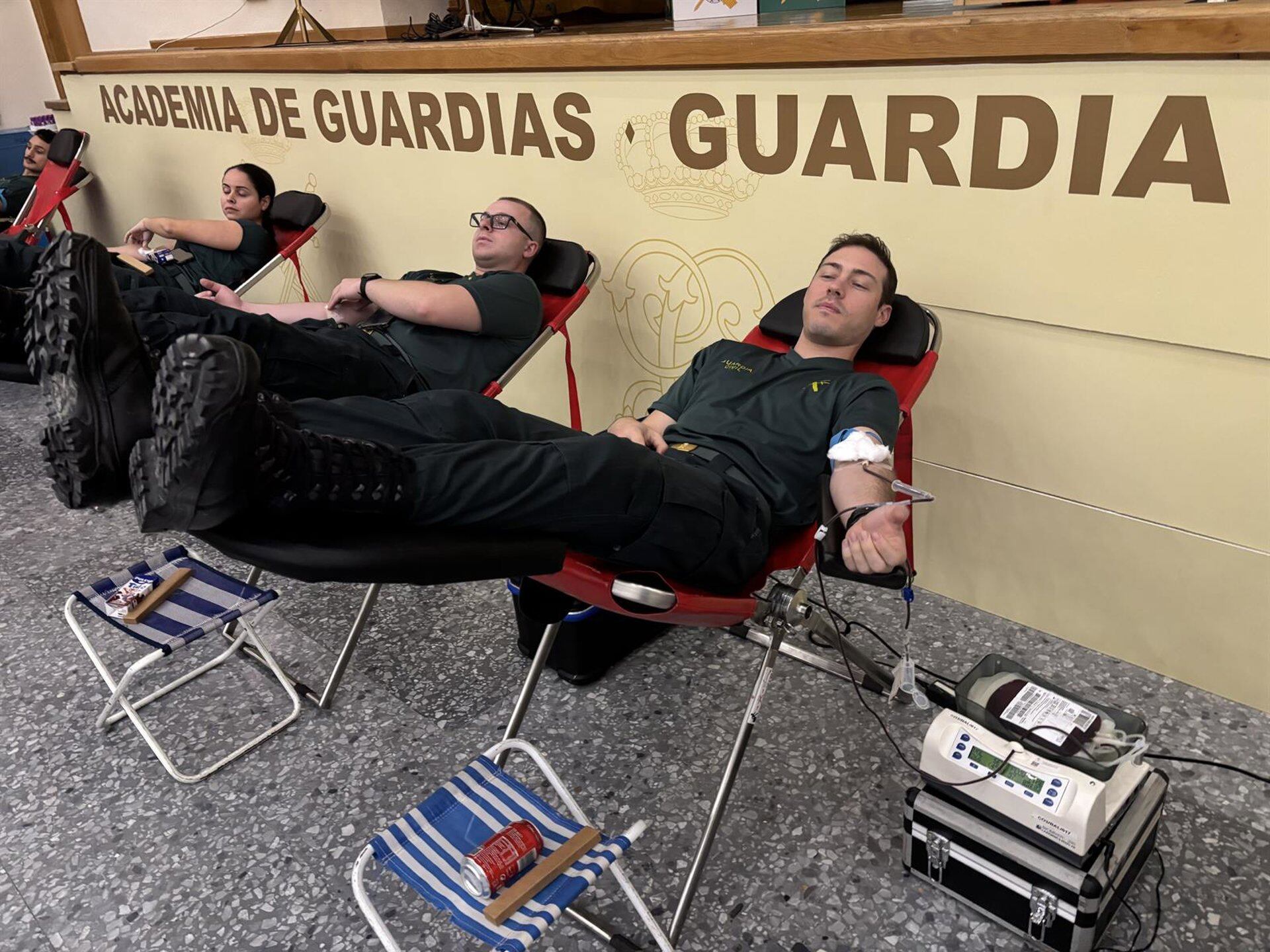 Unos 300 alumnos de la Academia de la Guardia Civil de Baeza participan en una donación de sangre colectiva
