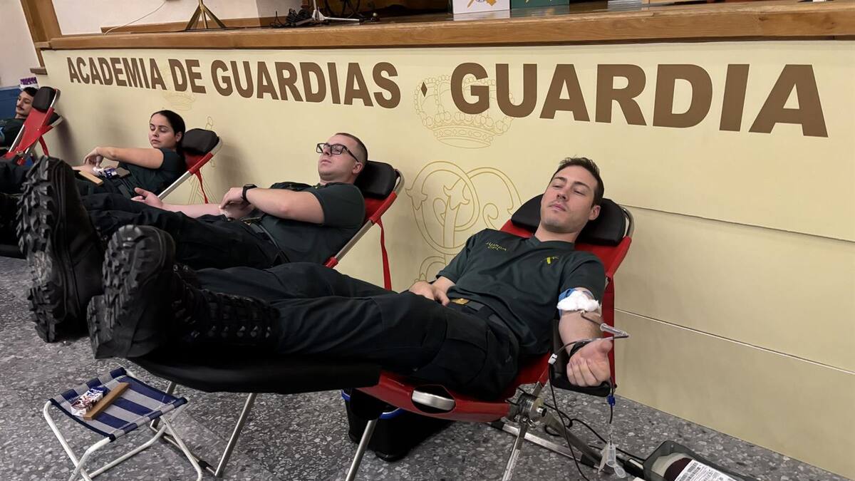 Unos 300 alumnos de la Academia de la Guardia Civil de Baeza participan en una donación de sangre colectiva