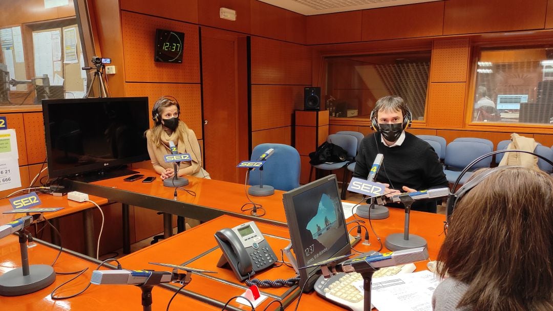 El director gerente del Instituto Aragonés de la Juventud, Adrián Gimeno, en los estudios de Radio Zaragoza 