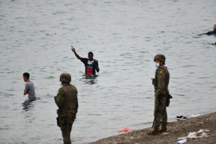 Militares del ejército español vigilan durante las devoluciones en caliente que están efectuando a los migrantes que han entrado en Ceuta 