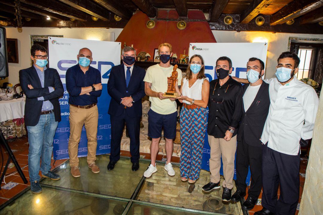 Alex Fernández recibe el premio al jugador más regular en el Ventorrillo el Chato